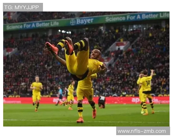 空翻射门惊艳全场足球球星上演力与美的完美结合 空翻射门惊艳全场足球球星上演力与美的完美结合