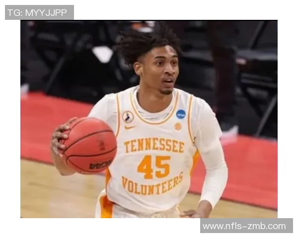 足球球星惊人弹跳力解析：高空对决中的空中飞人之谜